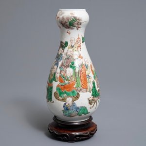 A Chinese famille verte pear-shaped bottle vase with Luohans, 19th C. — 照片 1