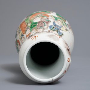 A Chinese famille verte pear-shaped bottle vase with Luohans, 19th C. — 照片 8
