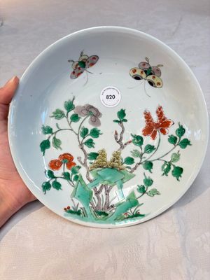 A Chinese famille verte 'peonies and butterflies' plate, Kangxi — foto 1