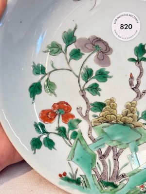 A Chinese famille verte 'peonies and butterflies' plate, Kangxi — foto 2