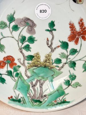 A Chinese famille verte 'peonies and butterflies' plate, Kangxi — foto 3