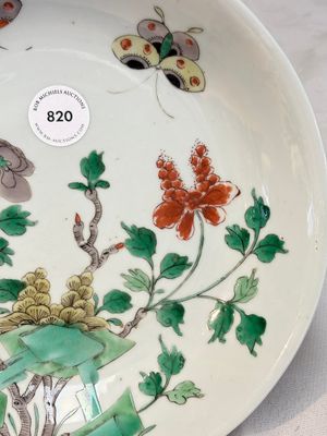 A Chinese famille verte 'peonies and butterflies' plate, Kangxi — foto 4