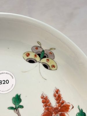 A Chinese famille verte 'peonies and butterflies' plate, Kangxi — foto 5