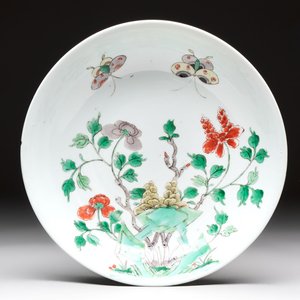 A Chinese famille verte 'peonies and butterflies' plate, Kangxi — foto 1