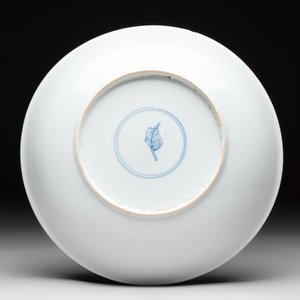 A Chinese famille verte 'peonies and butterflies' plate, Kangxi — foto 2