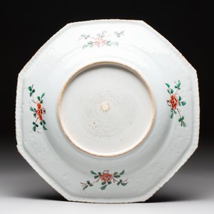 A Chinese famille verte 'peonies and pheasants' octagonal dish, Kangxi — photo 2