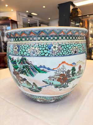 A Chinese famille verte 'Phoenixes and Mountainous Landscape' fish bowl or jardinière, 19th C. — 照片 1