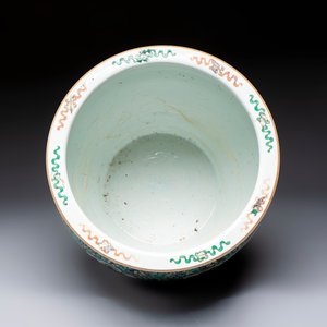 A Chinese famille verte 'Phoenixes and Mountainous Landscape' fish bowl or jardinière, 19th C. — 照片 6