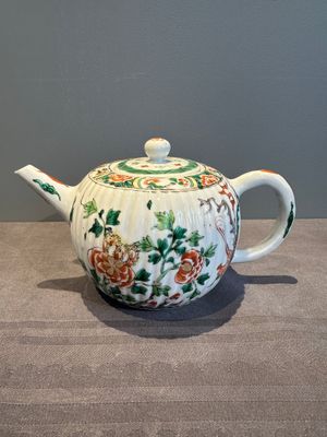 A Chinese famille verte 'phoenixes and peonies' teapot, Kangxi — photo 1