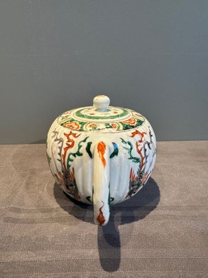 A Chinese famille verte 'phoenixes and peonies' teapot, Kangxi — photo 2