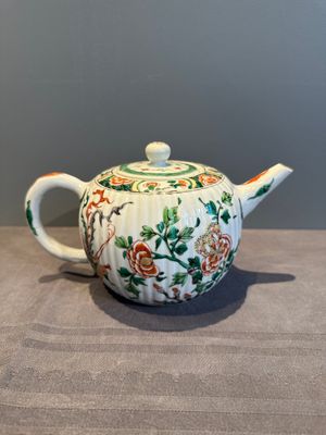 A Chinese famille verte 'phoenixes and peonies' teapot, Kangxi — photo 3