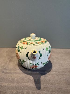 A Chinese famille verte 'phoenixes and peonies' teapot, Kangxi — photo 4