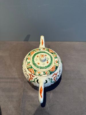 A Chinese famille verte 'phoenixes and peonies' teapot, Kangxi — photo 5