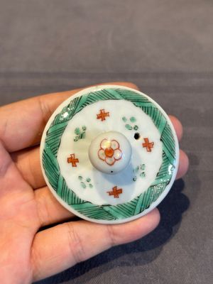 A Chinese famille verte 'phoenixes and peonies' teapot, Kangxi — photo 6