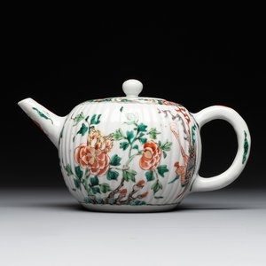 A Chinese famille verte 'phoenixes and peonies' teapot, Kangxi — photo 1
