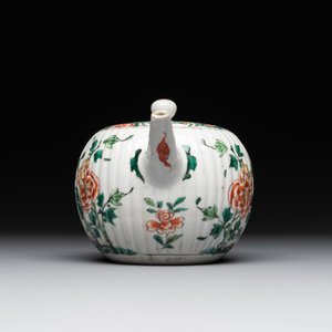 A Chinese famille verte 'phoenixes and peonies' teapot, Kangxi — photo 2