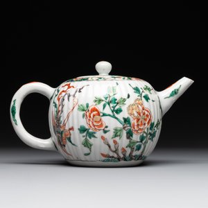 A Chinese famille verte 'phoenixes and peonies' teapot, Kangxi — photo 3