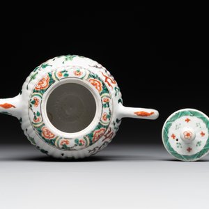 A Chinese famille verte 'phoenixes and peonies' teapot, Kangxi — photo 5