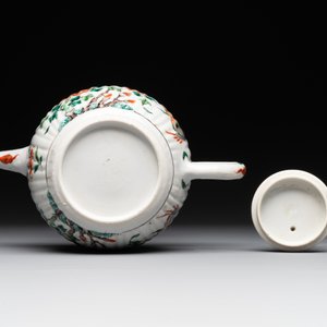 A Chinese famille verte 'phoenixes and peonies' teapot, Kangxi — photo 6