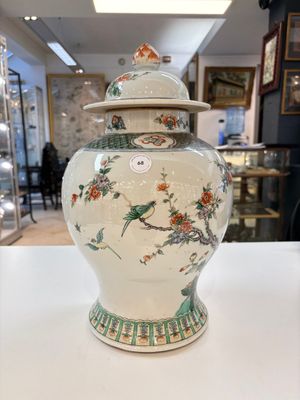 A Chinese famille verte 'phoenixes' vase and cover, 19th C. — photo 1