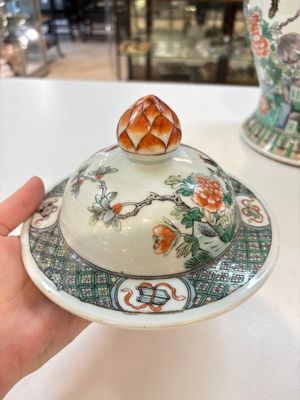 A Chinese famille verte 'phoenixes' vase and cover, 19th C. — photo 12