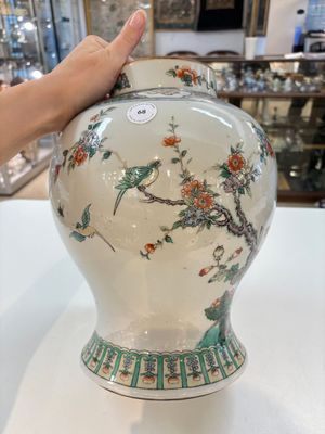 A Chinese famille verte 'phoenixes' vase and cover, 19th C. — photo 2