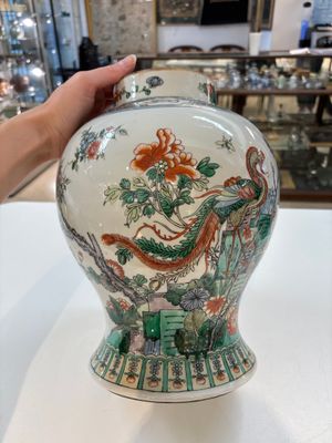 A Chinese famille verte 'phoenixes' vase and cover, 19th C. — photo 3