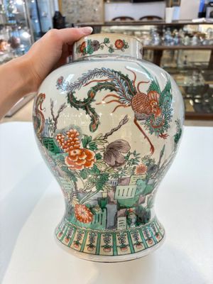 A Chinese famille verte 'phoenixes' vase and cover, 19th C. — photo 4