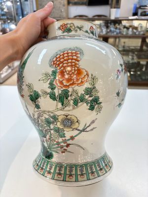 A Chinese famille verte 'phoenixes' vase and cover, 19th C. — photo 5