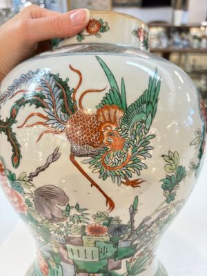 A Chinese famille verte 'phoenixes' vase and cover, 19th C. — photo 6