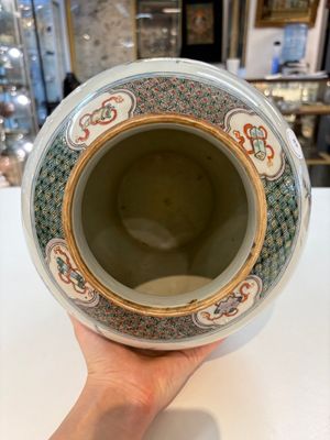 A Chinese famille verte 'phoenixes' vase and cover, 19th C. — photo 8