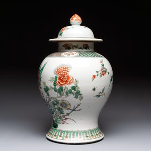 A Chinese famille verte 'phoenixes' vase and cover, 19th C. — photo 2