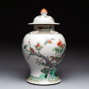 A Chinese famille verte 'phoenixes' vase and cover, 19th C. — photo 3