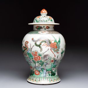 A Chinese famille verte 'phoenixes' vase and cover, 19th C. — photo 4