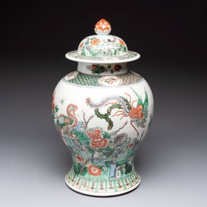 A Chinese famille verte 'phoenixes' vase and cover, 19th C. — photo 5