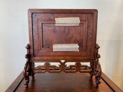 A Chinese famille verte plaque set in a partly huanghuali wooden table screen, Kangxi — 照片 3