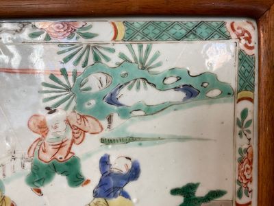 A Chinese famille verte plaque set in a partly huanghuali wooden table screen, Kangxi — 照片 5