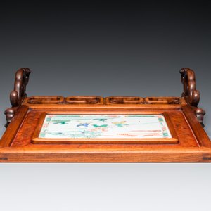 A Chinese famille verte plaque set in a partly huanghuali wooden table screen, Kangxi — 照片 7