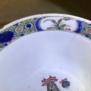 A Chinese famille verte plaque with playing boys and a landscape bowl, Kangxi — 照片 14