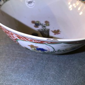 A Chinese famille verte plaque with playing boys and a landscape bowl, Kangxi — 照片 17