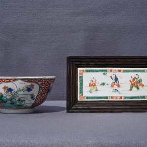 A Chinese famille verte plaque with playing boys and a landscape bowl, Kangxi — 照片 19
