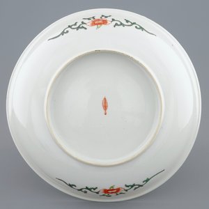 A Chinese famille verte plate with a garden scene, 19/20th C. — 照片 2