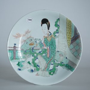 A Chinese famille verte plate with a lady in the garden, Kangxi mark and period — 照片 3