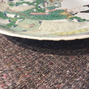 A Chinese famille verte plate with a lady in the garden, Kangxi mark and period — 照片 7