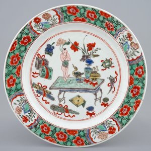 A Chinese famille verte plate with a small boy on a table, Kangxi — photo 1