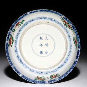 A Chinese famille verte plate with floral design, Chenghua mark, Kangxi — photo 2