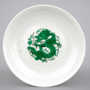 A Chinese famille verte porcelain saucer plate with a dragon, 19/20th C. — 照片 1