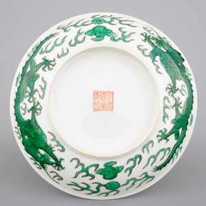 A Chinese famille verte porcelain saucer plate with a dragon, 19/20th C. — 照片 2