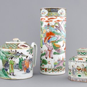 A Chinese famille verte porcelain teapot, a tea caddy and a hat stand, 19th C. — foto 1