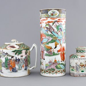 A Chinese famille verte porcelain teapot, a tea caddy and a hat stand, 19th C. — foto 2